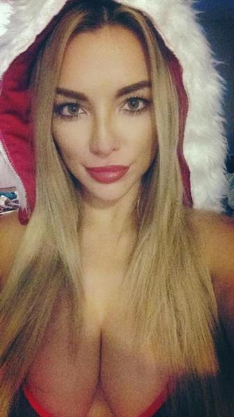 Lindsey Pelas taking a selfie