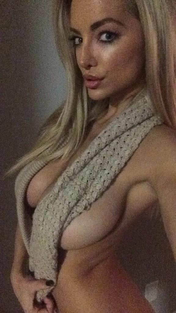 Lindsey Pelas taking a selfie