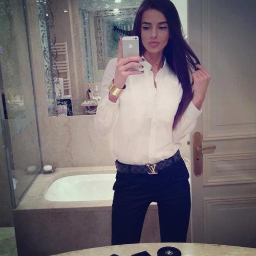 Anna Andres taking a selfie