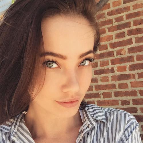 Stephanie Corneliussen taking a selfie