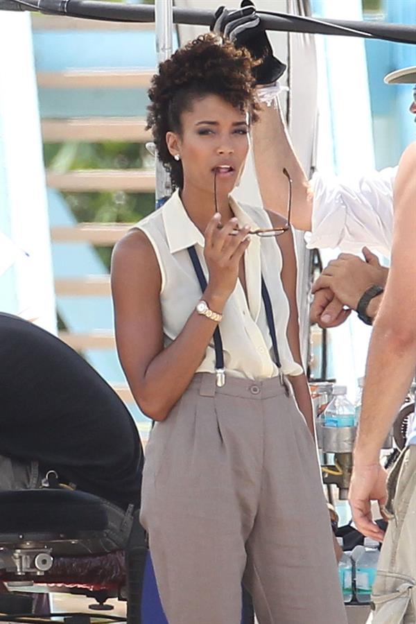 Minka Kelly, Annie Ilonzeh and Rachael Taylor film Charlie's Angels on a beach in Miami 02-09-11 