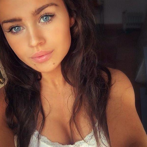 Rosie Mac taking a selfie