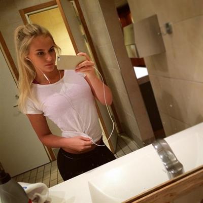 Anna Nyström taking a selfie