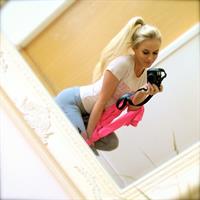 Anna Nyström taking a selfie