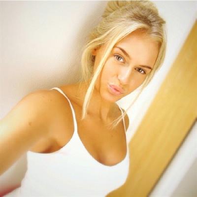 Anna Nyström taking a selfie