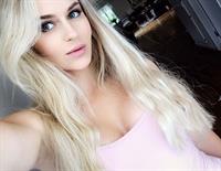 Anna Nyström taking a selfie