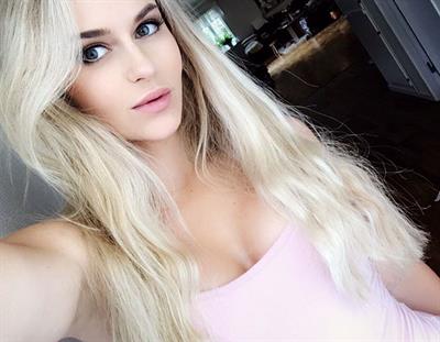 Anna Nyström taking a selfie