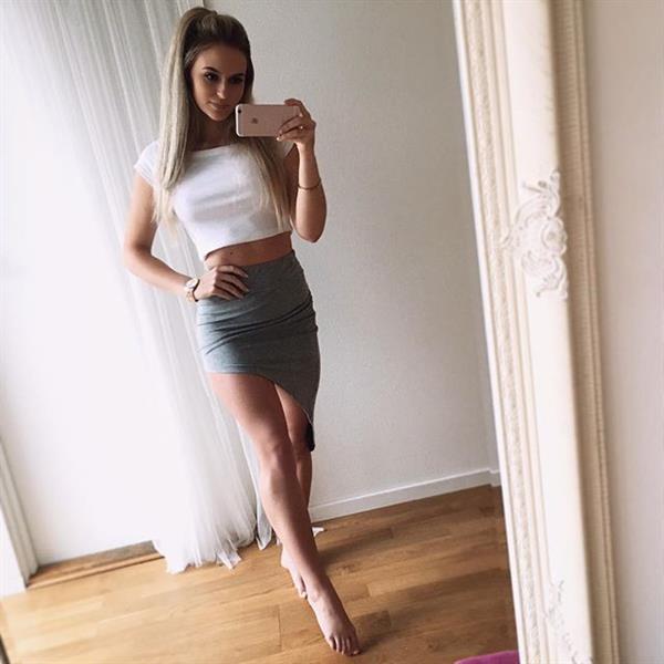 Anna Nyström taking a selfie