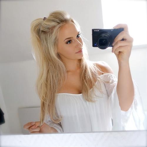 Anna Nyström taking a selfie