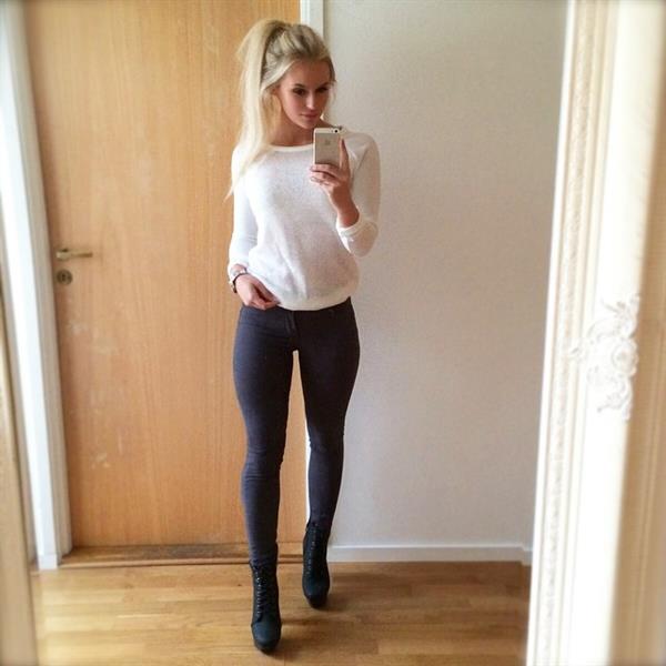 Anna Nyström in Yoga Pants taking a selfie