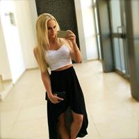 Anna Nyström taking a selfie