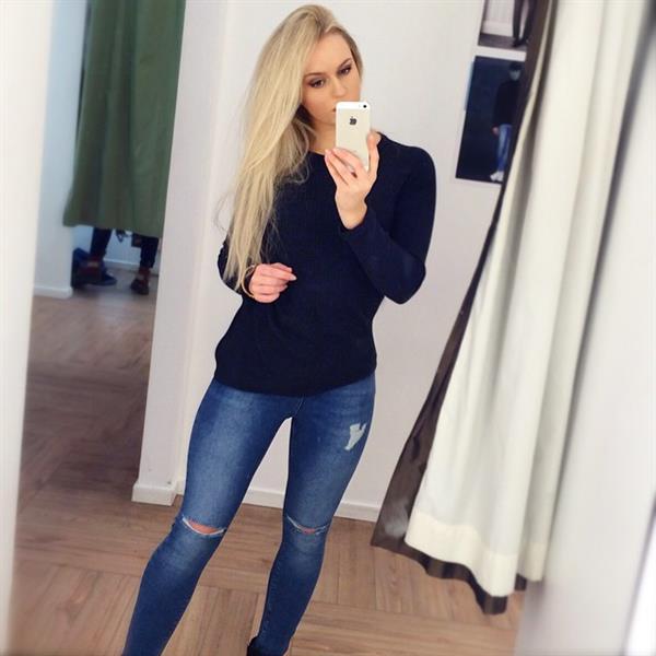 Anna Nyström taking a selfie