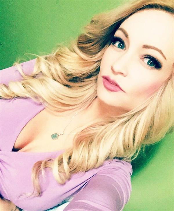 Mindy Robinson taking a selfie