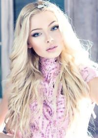 Aljona Shiskova taking a selfie