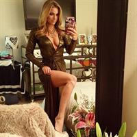 Nikki Leigh taking a selfie