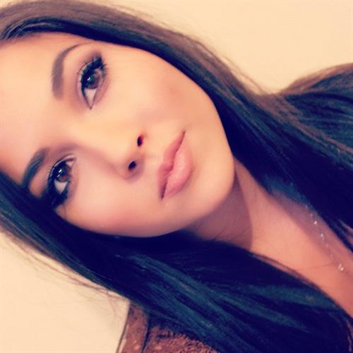 Aline Lima taking a selfie