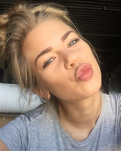 Brooke Hanmer taking a selfie