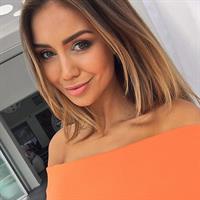 Pia Muehlenbeck taking a selfie