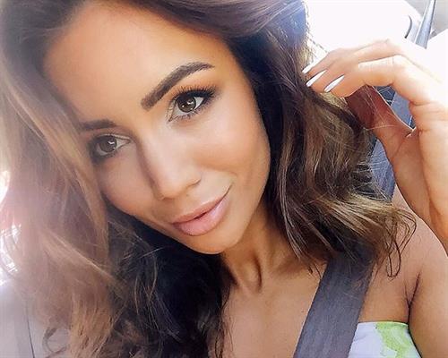 Pia Muehlenbeck taking a selfie
