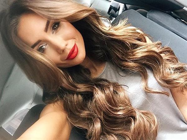 Pia Muehlenbeck taking a selfie