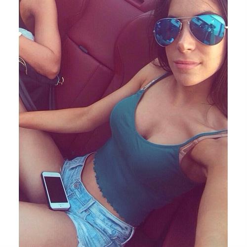 Jen Selter taking a selfie