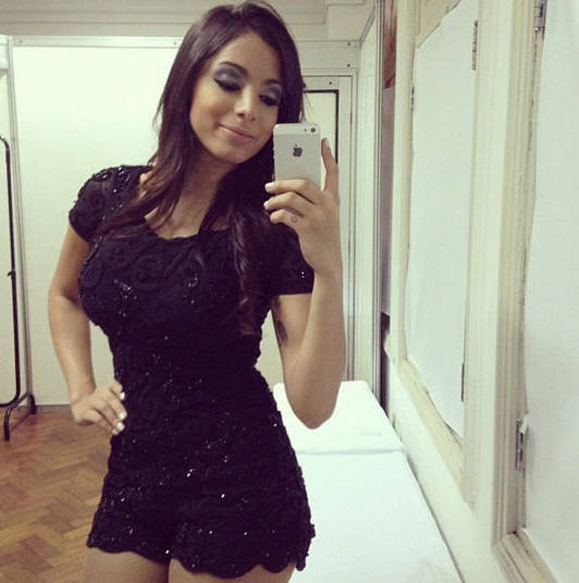 Anitta taking a selfie