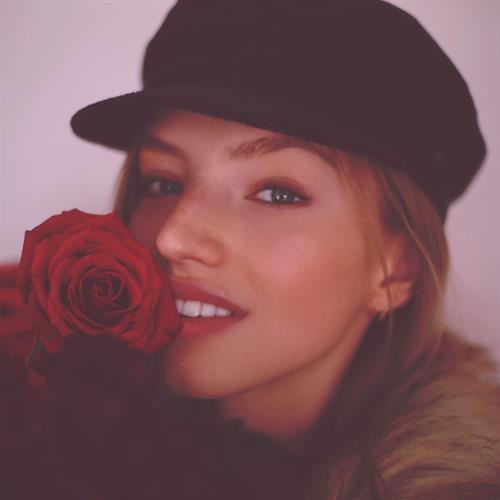 Niamh Adkins taking a selfie