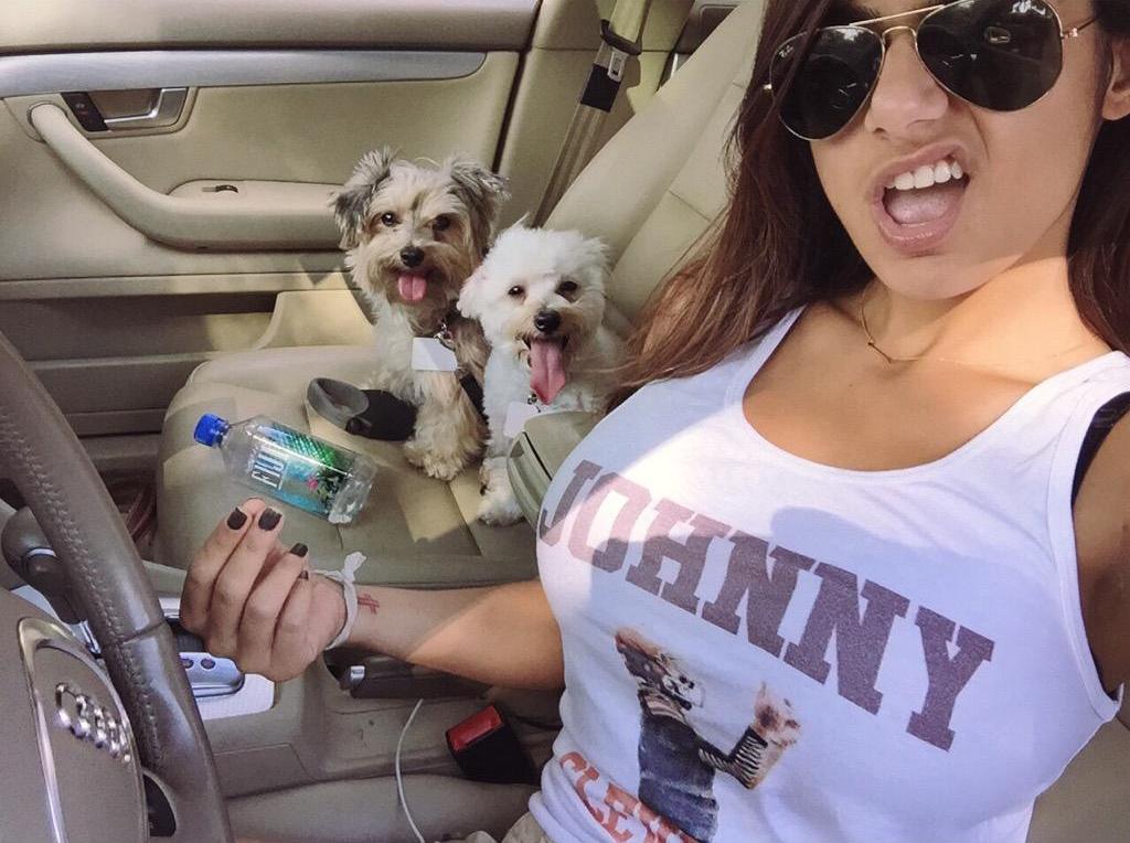 Mia Khalifa taking a selfie