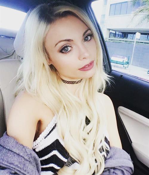 Katja Glieson taking a selfie