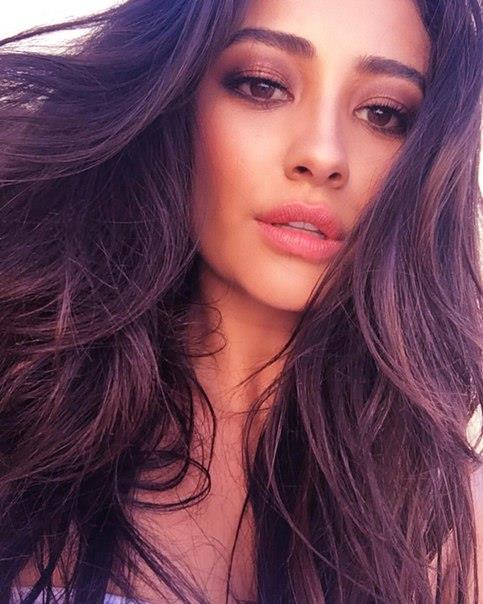Shay Mitchell taking a selfie