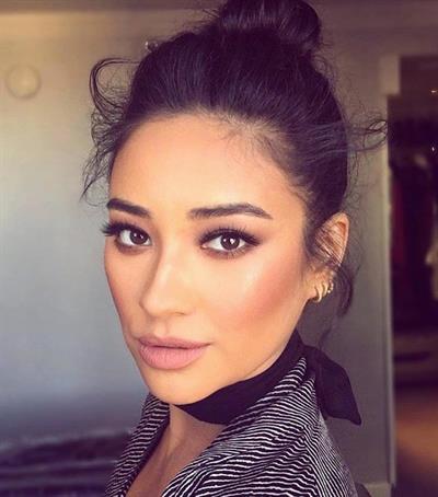 Shay Mitchell taking a selfie