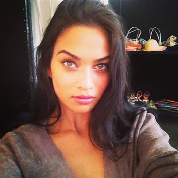 Shanina Shaik taking a selfie