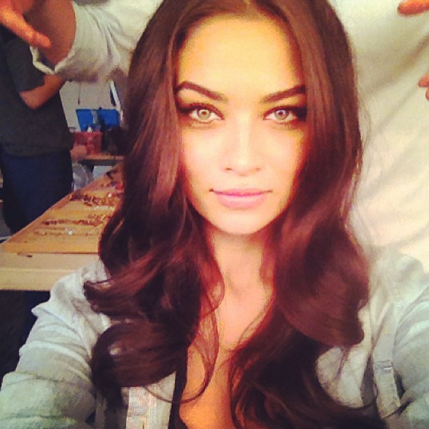 Shanina Shaik taking a selfie