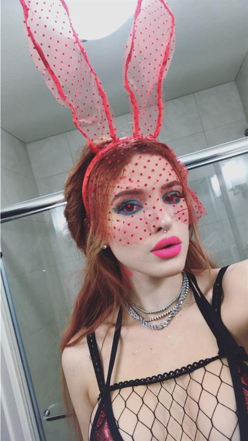 Bella Thorne taking a selfie