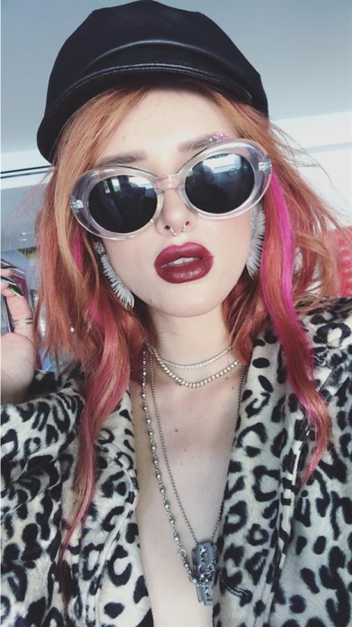 Bella Thorne taking a selfie