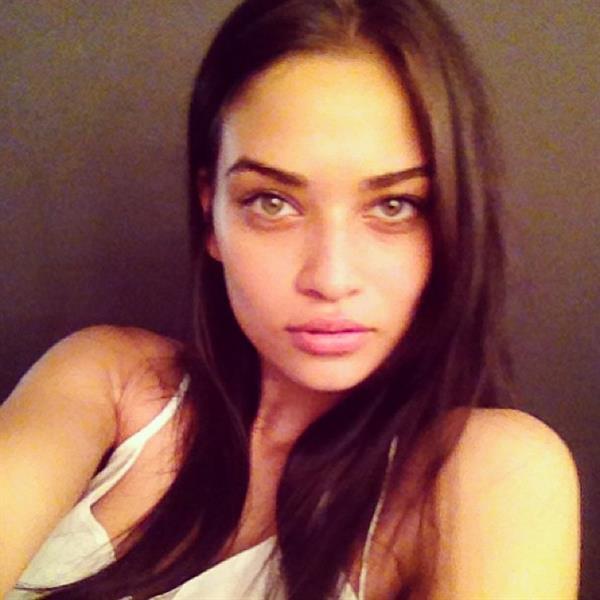 Shanina Shaik taking a selfie