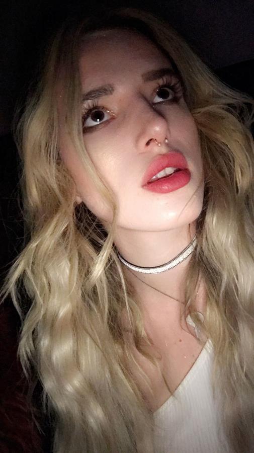 Bella Thorne taking a selfie