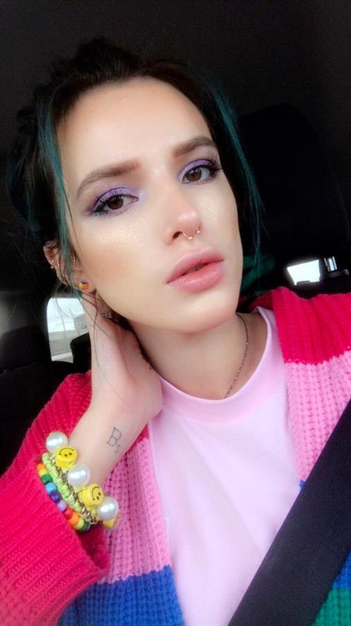 Bella Thorne taking a selfie