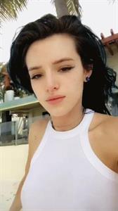 Bella Thorne taking a selfie