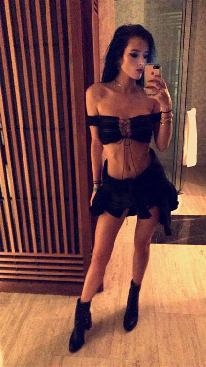 Bella Thorne taking a selfie
