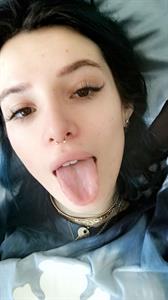 Bella Thorne taking a selfie