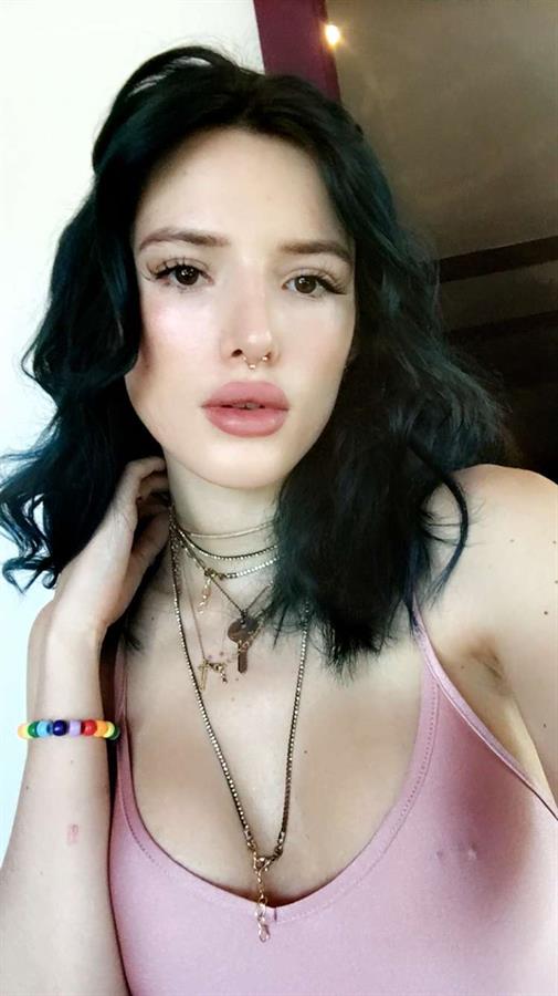 Bella Thorne taking a selfie