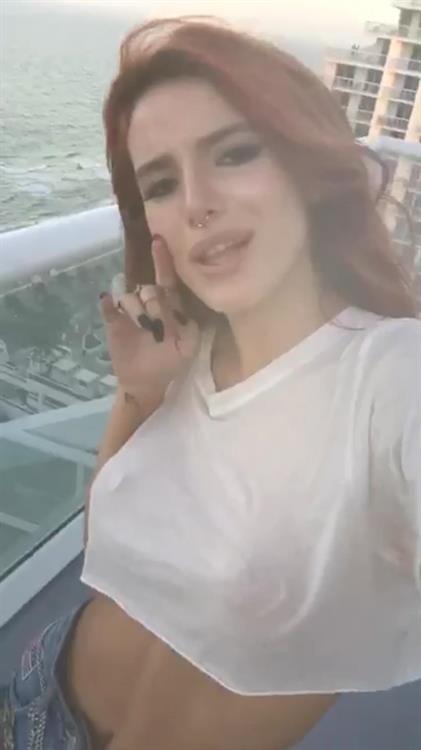 Bella Thorne taking a selfie