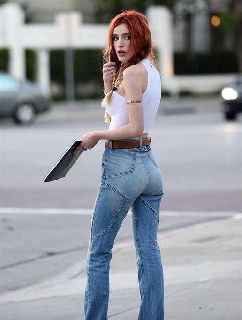 Bella Thorne - ass