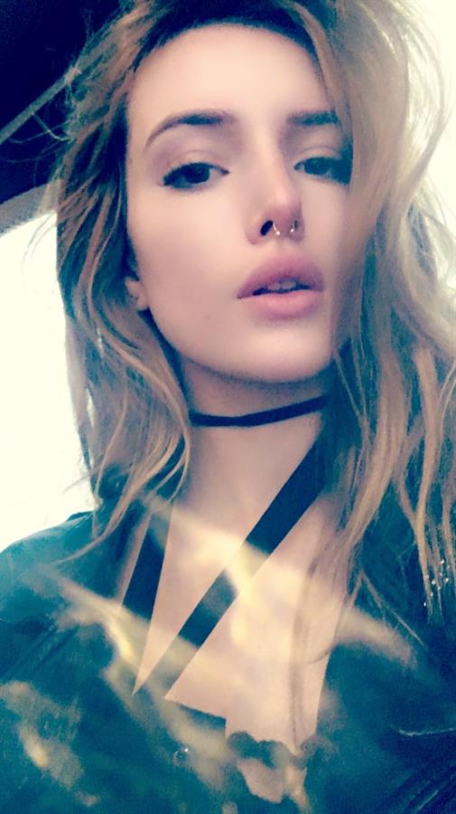 Bella Thorne taking a selfie