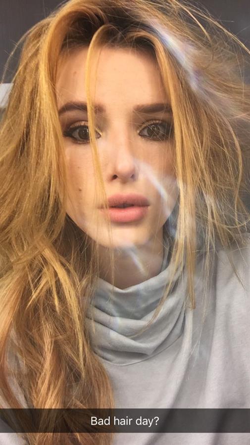 Bella Thorne taking a selfie