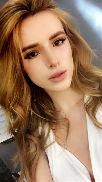 Bella Thorne taking a selfie