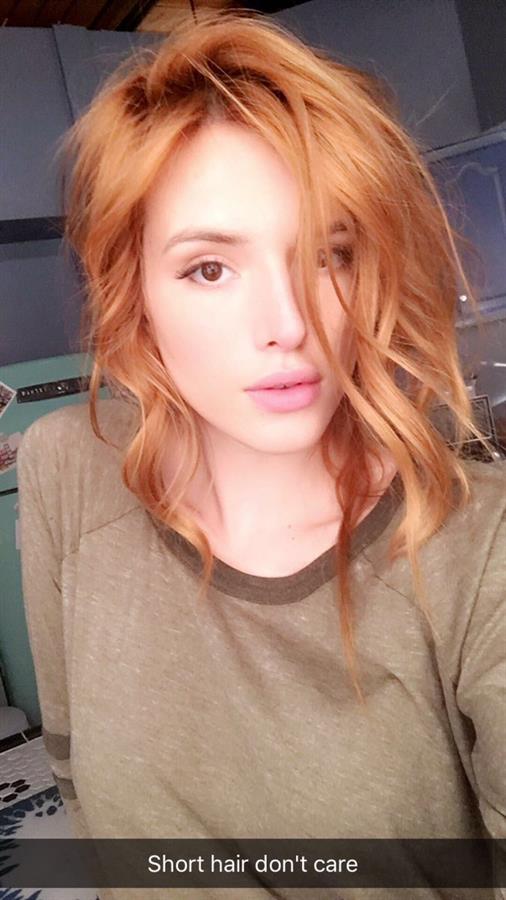 Bella Thorne taking a selfie