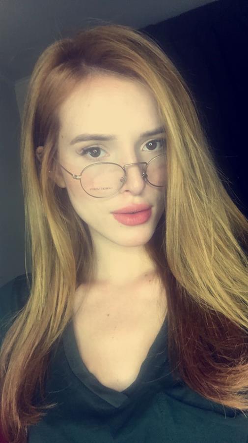 Bella Thorne taking a selfie