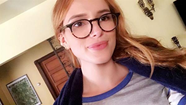 Bella Thorne taking a selfie